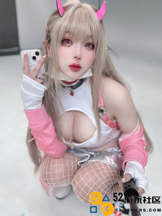 COSPLAY图赏：樱花妹COS《女神妮姬》 白网袜肉腿有点东西