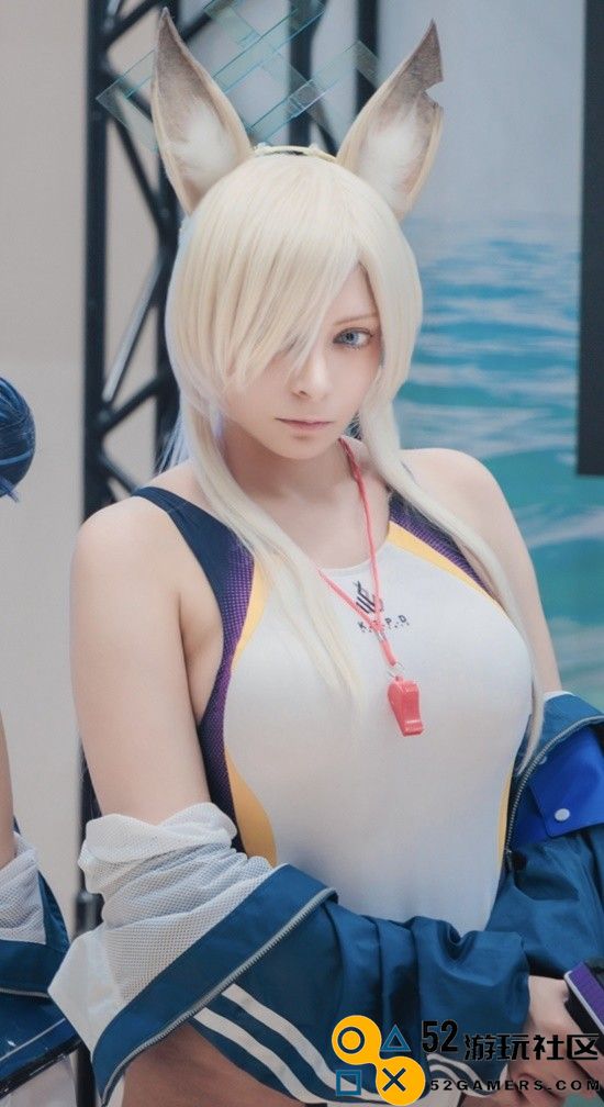 COSPLAY图赏：樱花妹COS《蔚蓝档案》康娜死库水泳衣难掩肉感身材