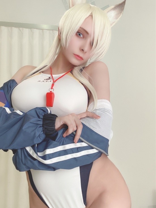 COSPLAY图赏：樱花妹COS《蔚蓝档案》康娜 死库水泳衣难掩肉感身材